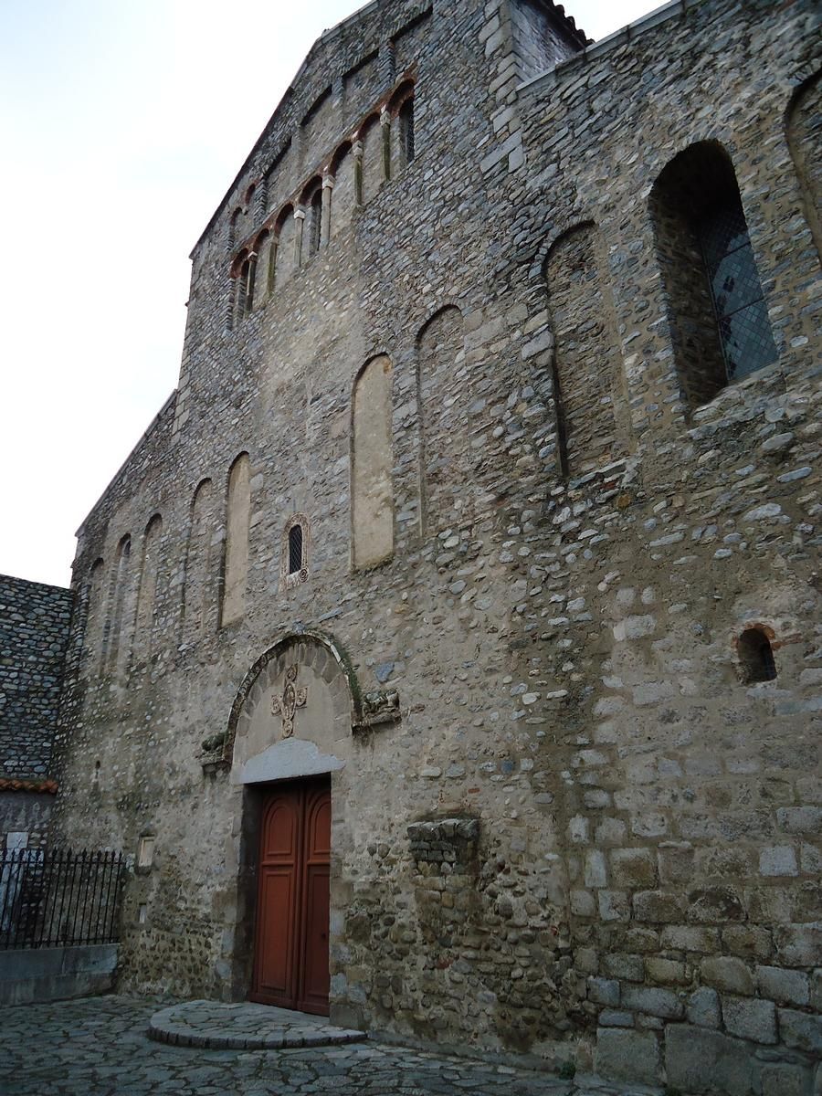 La façade de l'église abbatiale d'Arles-sur-le-Tech 