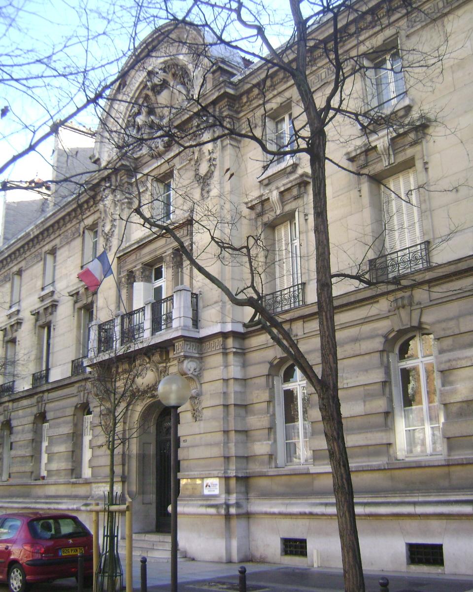 La façade et le portail de l'Ecole Nationale Supérieure d'Arts et Métiers (Paris 13e) 