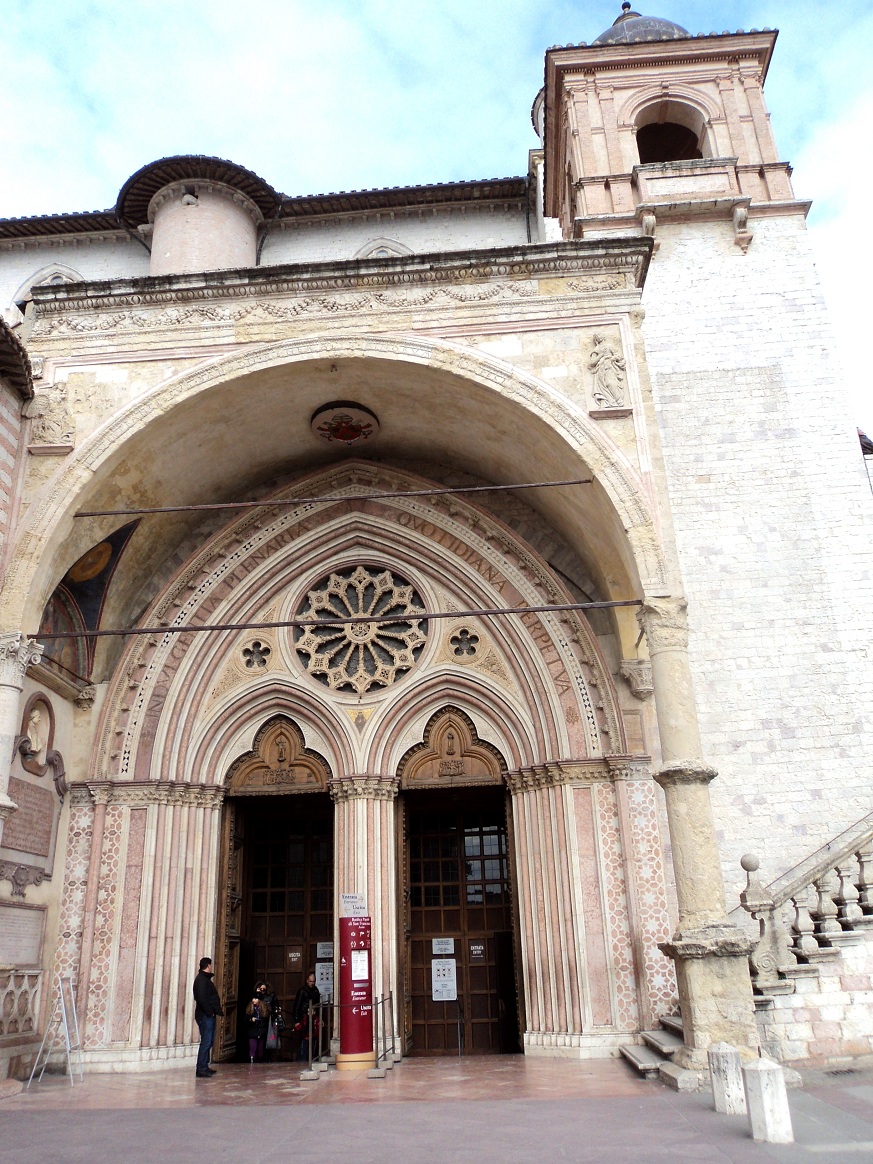 Le portail de l'église inférieure de la basilique San Francesco d'Assise 