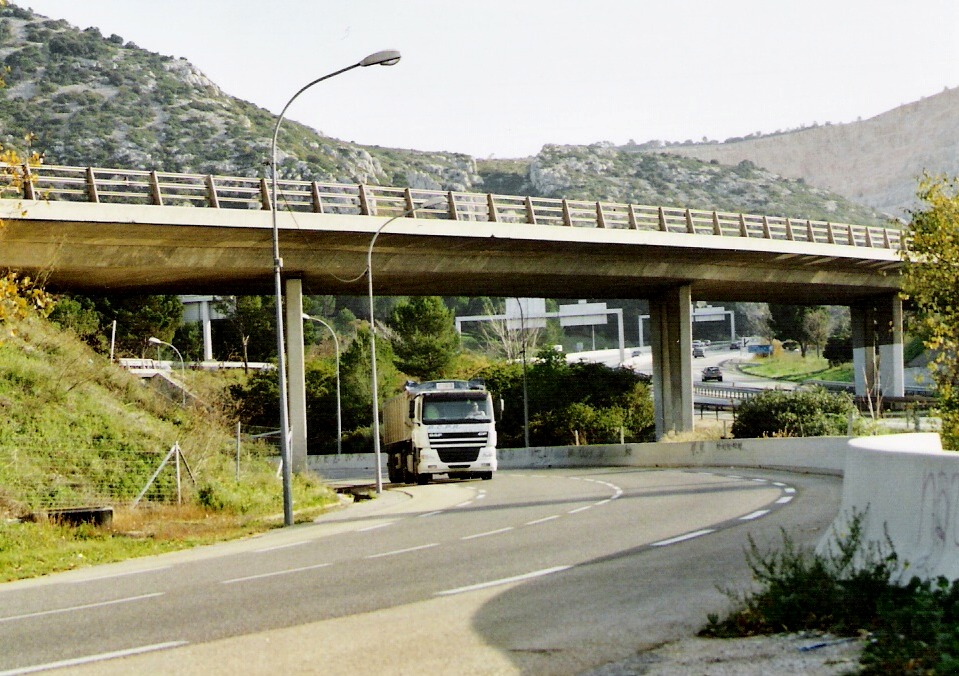 Le pont de l'autoroute A52 sur la D41E à Aubagne (Bouches-du-Rhône) 