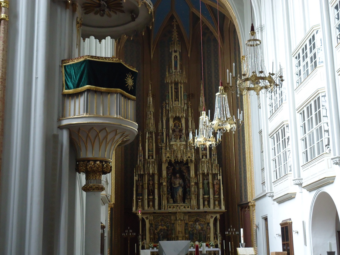 L'intérieur et les voûtes gothiques de l'église des Augustins, église paroissiale de la Hofburg, à Vienne 