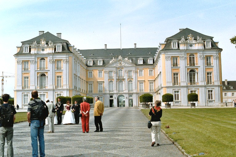 Façade principale du château d'Augustusburg à Brühl, construit à partir de 1726 pour l'archevêque de Cologne 