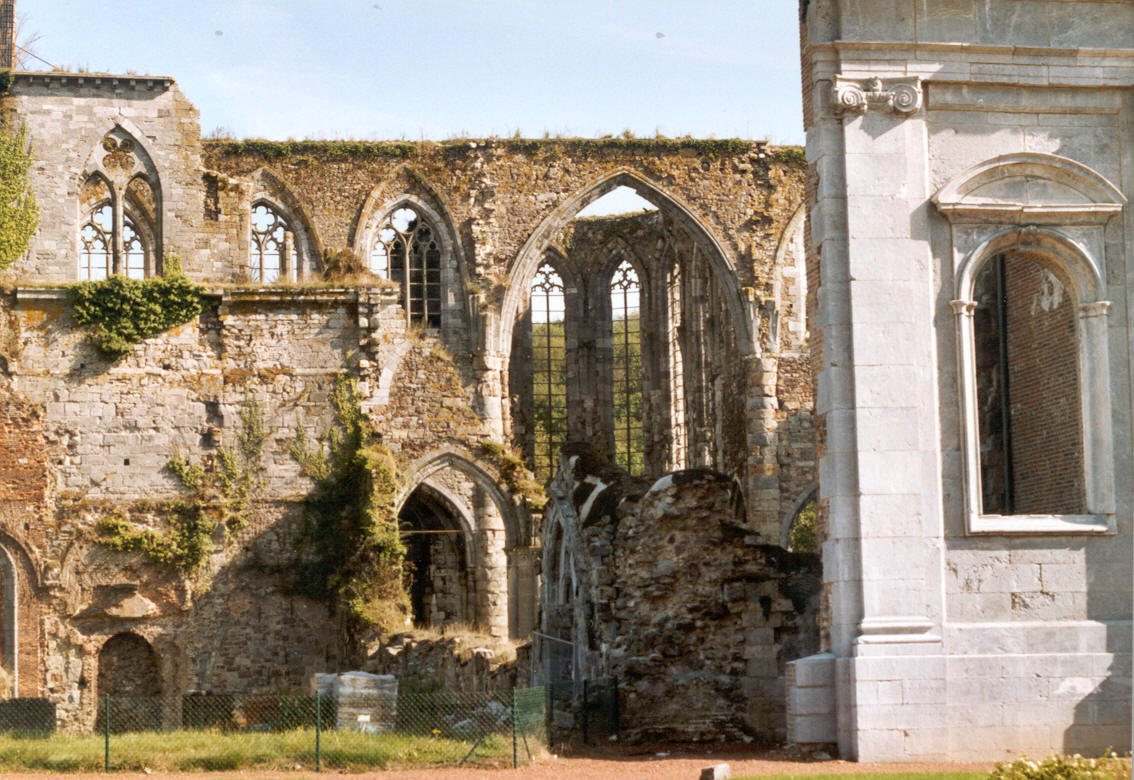 Les ruines de l'abbaye cistercienne d'Aulne près de Charleroi (Hainaut) détruite pendant la Révolution française 