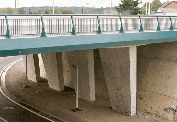 Pont sur la N98 à Auvelais (Hainaut): rénovation des piles et des garde-corps (2001-2002) Pont sur la N98 à Auvelais (Hainaut): rénovation des piles et des garde-corps (2001-2002)