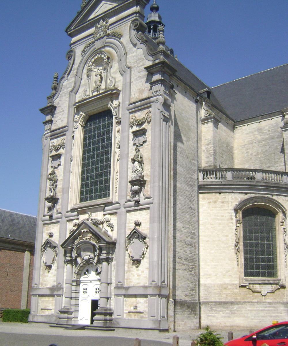Fiche média no. 171949 L'église abbatiale Notre-Dame-des-Cieux, d'Averbode (commune de Scherpenheuvel), a été commencée en 1664 dans un style baroque en façade par l'architecte Jan II van den Eynde, et achevée en 1700 par les tours