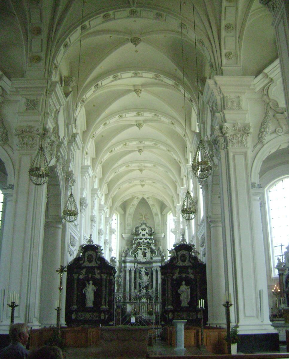 Fiche média no. 171951 Baroque à l'extérieur, le style des voûtes de l'église abbatiale d'Averbode (province d'Antwerpen) à Scherpenheuvel est gothique. L'église est entrée en fonction en 1672 (architecte Jan II van den Eynde)