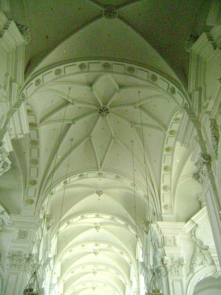 Fiche média no. 171952 Baroque à l'extérieur, le style des voûtes de l'église abbatiale d'Averbode (province d'Antwerpen) à Scherpenheuvel est gothique. L'église est entrée en fonction en 1672 (architecte Jan II van den Eynde)