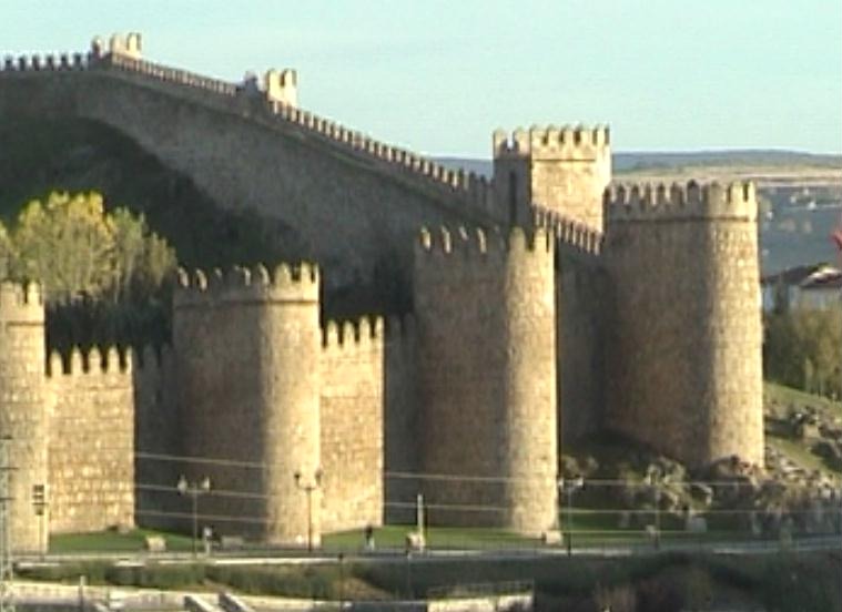Vue des remparts d'Avila, qui entourent totalement la vieille ville médiévale rectangulaire 