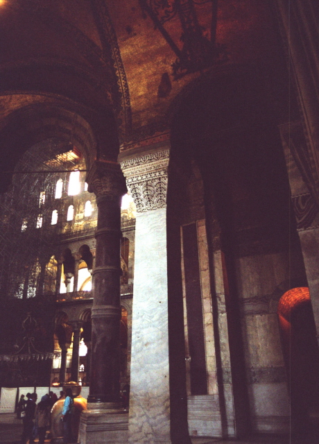 L'intérieur de la basilique Sainte-Sophie, actuellement musée (Ayasofia) à Istanbul 