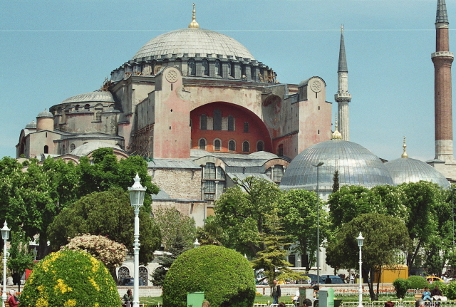 Vues extérieures de la basilique Sainte-Sophie à Istanbul 