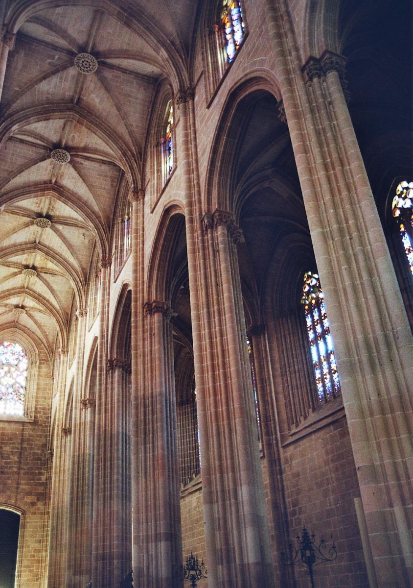 La nef et les voûtes de l'église abbatiale de Batalha (province de Leiria) 