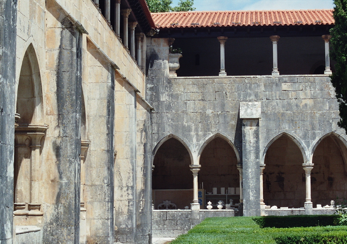 Fiche média no. 95650 Le cloître de D. Afonso V, occupe la partie nord du monastère dominicain de Batalha; plus petit et plus sobre que le cloître royal, il est de style gothique et occupe 2 étages
