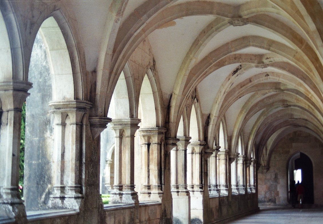 Fiche média no. 95651 Le cloître de D. Afonso V, occupe la partie nord du monastère dominicain de Batalha; plus petit et plus sobre que le cloître royal, il est de style gothique et occupe 2 étages