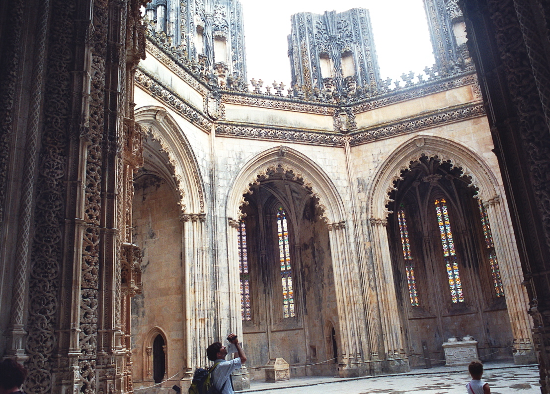 Fiche média no. 95654 La partie orientale du monastère de Batalha est occupée par 7 chapelles inachevées, qui devaient servir de panthéon portugais; elles prolongent le chevet de l'église abbatiale et datent du début du 16e siècle