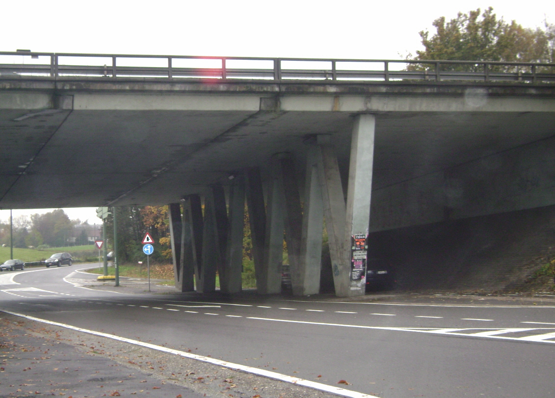 Le pont de l'autoroute A27 (E42) sur la rue du Trèfle à Chaineux, à la sortie Petit-Rechain 
