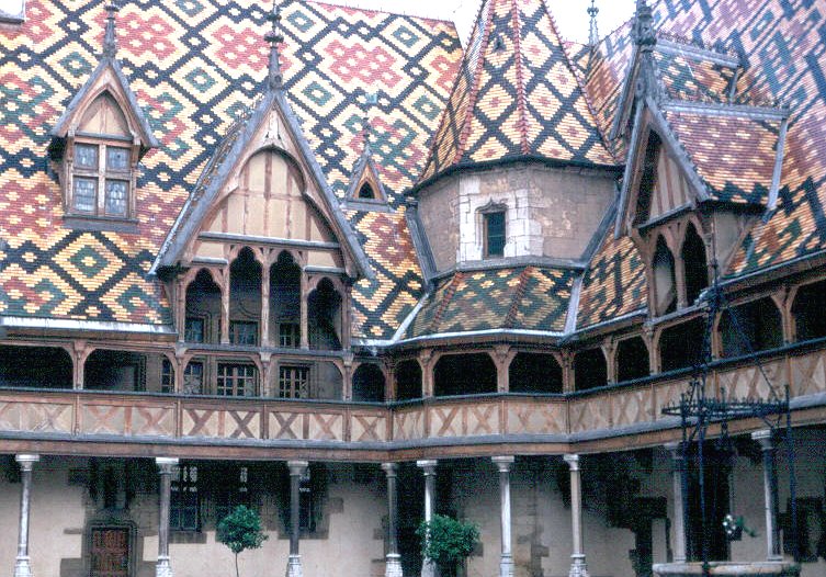 Fiche média no. 22728 Les Hospices de Beaune (Côte d'Or). L'Hôtel-Dieu, fondé en 1443 par le chancelier Rollin pour soigner les pauvres, a reçu son premier patient en janvier 1452