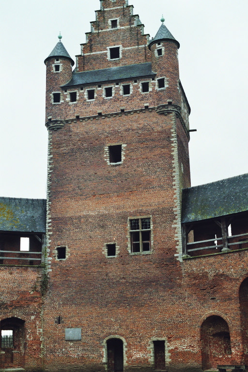 Le château de Beersel (Brabant flamand) compte 3 tours. Ses remparts sont ceinturés de douves 