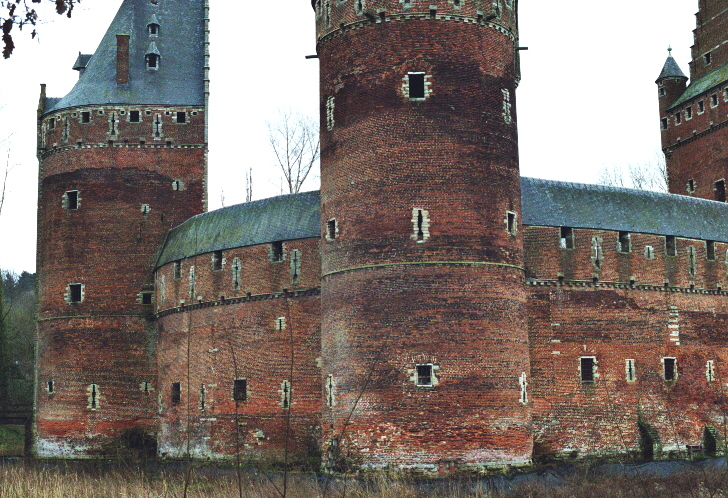 Le château de Beersel, en pierres et briques, date pour l'essentiel du 14e siècle. La tour nord date de 1617. Il est entouré de douves 