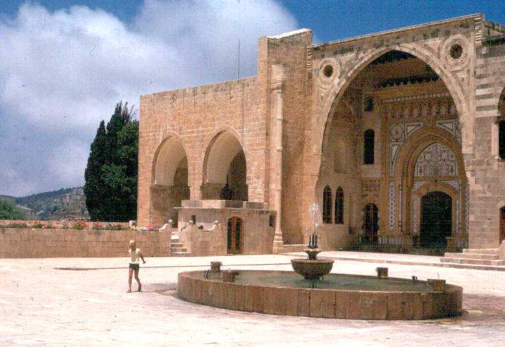 Fiche média no. 20602 Portail monumental du palais de Beit-Eddine (Liban) construit dans le style arabo-florentin au début du 19 esiècle pour l'émir Béchir II: mosaïques de marbre blanc et de granit gris et rose poli