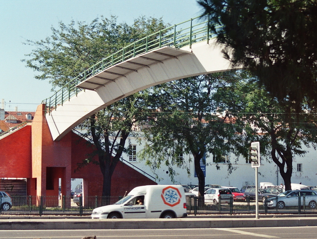 La passerelle piétonne de Belem, face à la Tour, surplombe une voie rapide et la ligne de chemin de fer Lisbonne-Cascais 