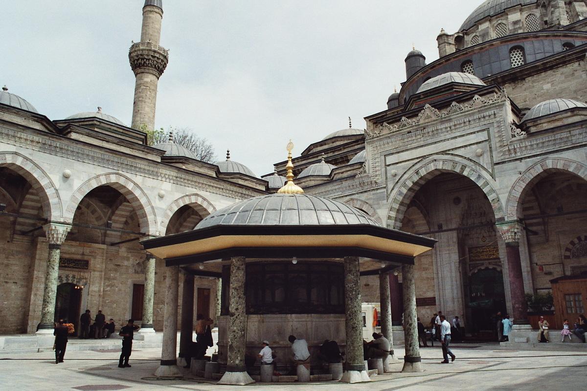 Fiche média no. 84612 La mosquée de Beyazit à Istanbul (1505) a été construite sur un plan s'inspirant de Sainte-Sophie: un dôme central, 2 absides est et ouest, 2 ailes latérales, mais pas de galerie à l'étage. Les colonnes de la cour viennent de sites antiques