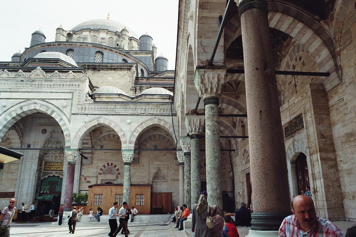 Fiche média no. 84613 La mosquée de Beyazit à Istanbul (1505) a été construite sur un plan s'inspirant de Sainte-Sophie: un dôme central, 2 absides est et ouest, 2 ailes latérales, mais pas de galerie à l'étage. Les colonnes de la cour viennent de sites antiques
