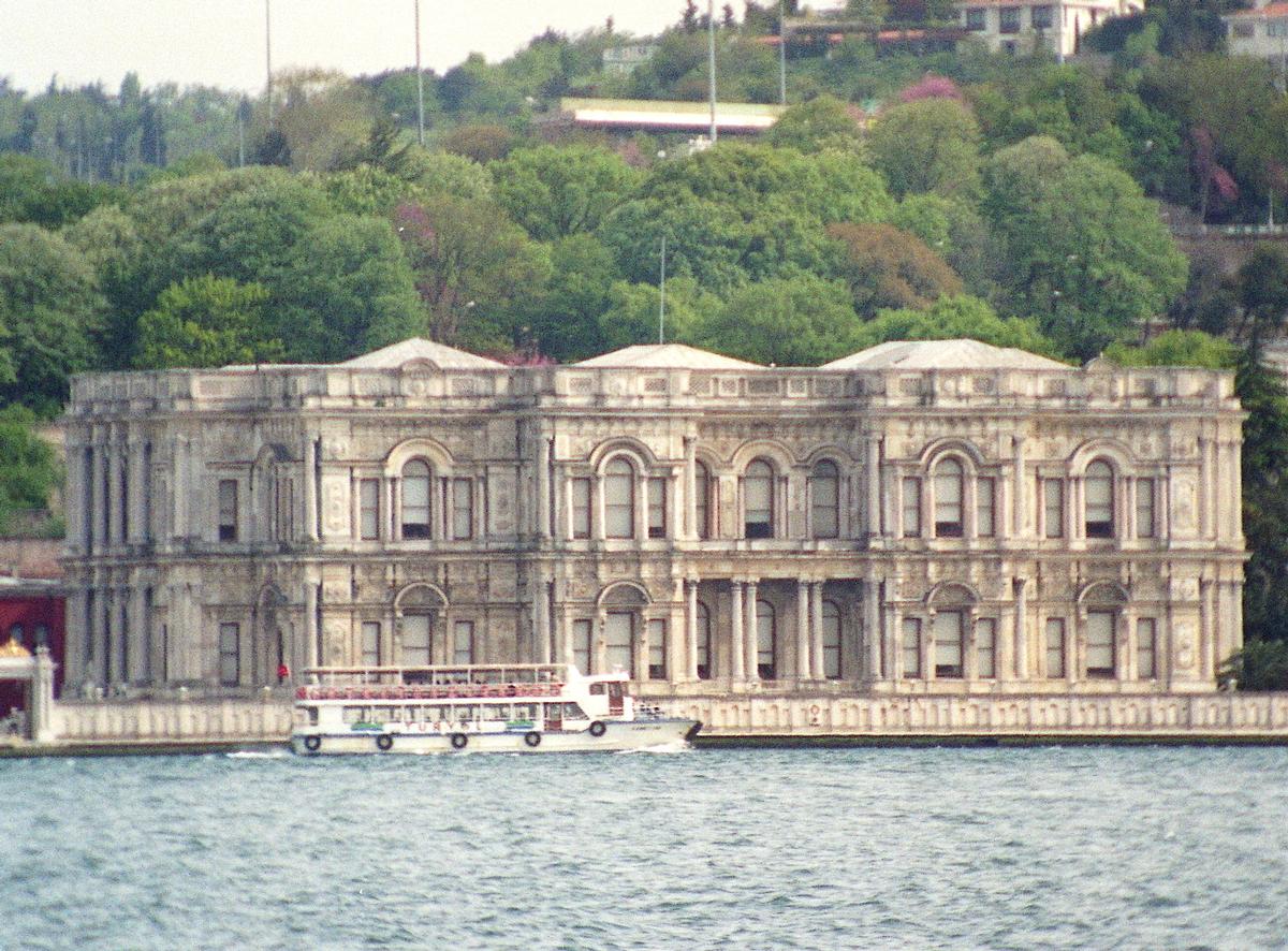 Fiche média no. 84812 Le palais de Beylerbeyi (1861-1865), tout de marbre, a été construit pour le sultan Abdulaziz (1861-1876) par Sarkis Balyan, le frère de l'architecte du palais Dolmabahce. D'une superficie de 3000 m², il compte 24 pièces et 6 grands salons et servait de palais d'été