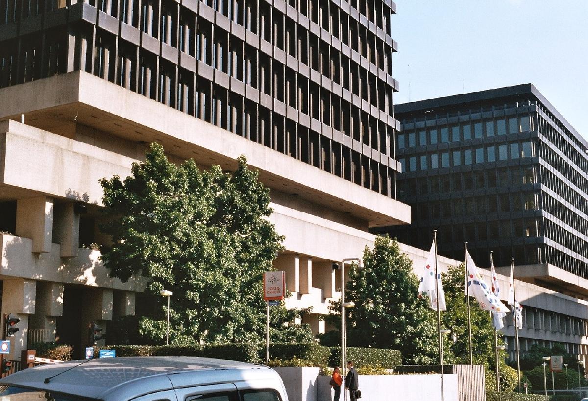 Fiche média no. 44513 Le siège central de la Banque Fortis, à Bruxelles, se compose de deux tours jumelles récentes et de bâtiments plus anciens hérités de la Société générale de Belgique