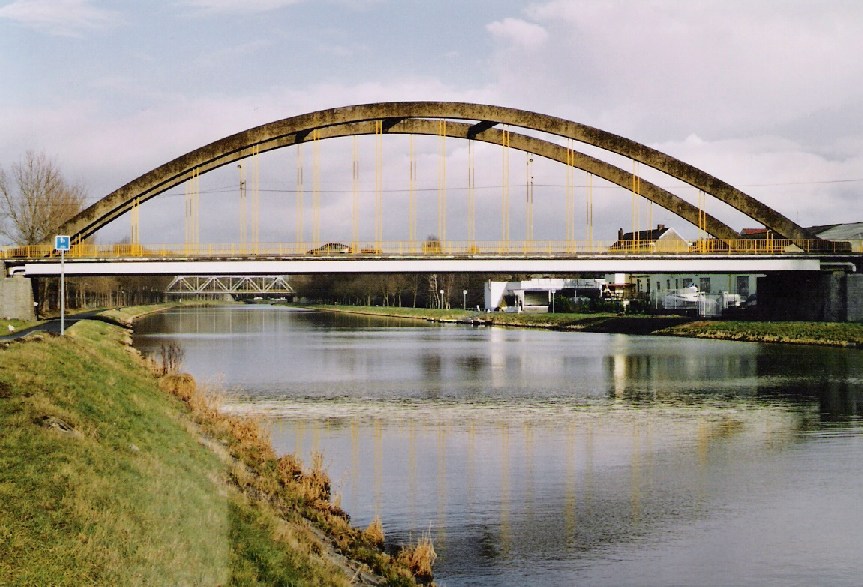 Canal du Centre. Le pont de la rue Wauty à Bois d'Haine 