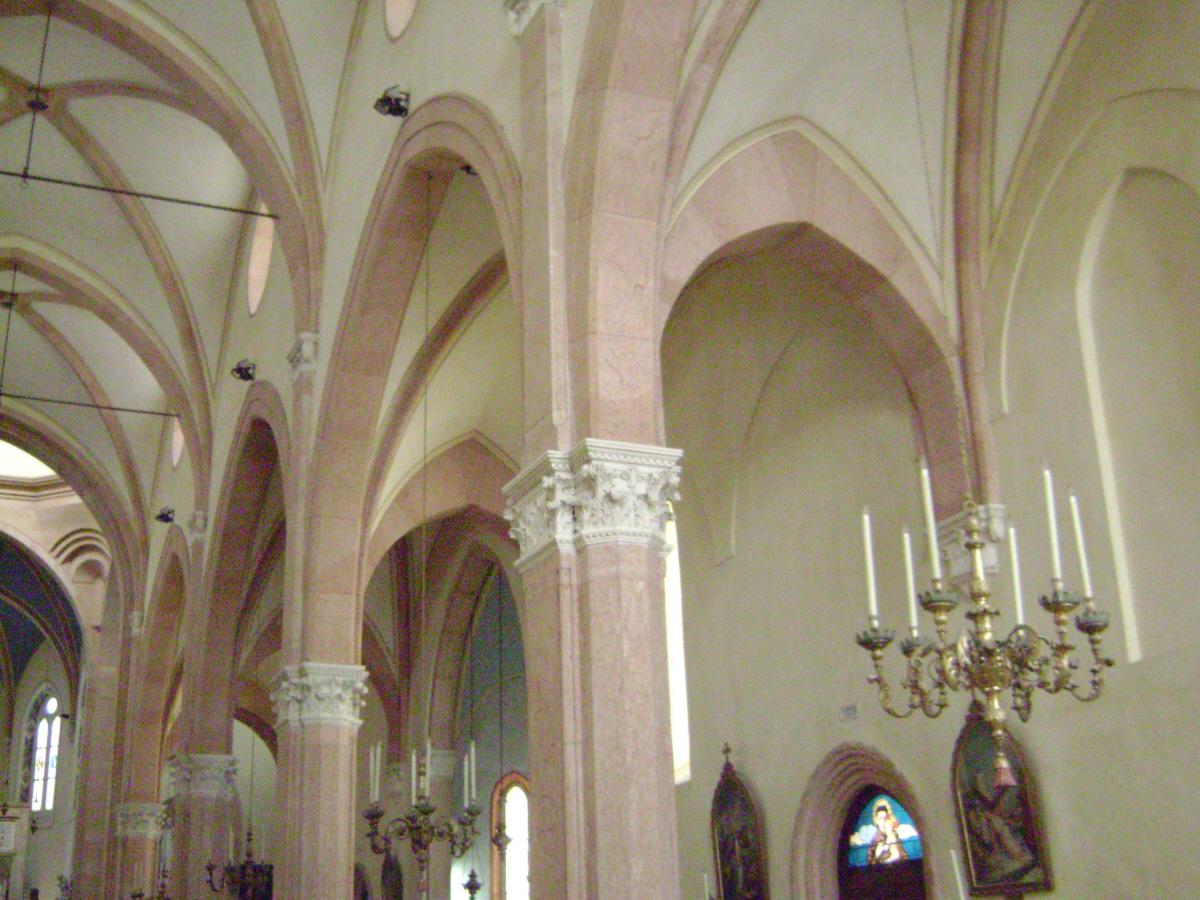 L'intérieur et les voûtes de l'église San Tommaso, de Bosco Chiesanuova, érigée en paroisse indépendante en 1375 
