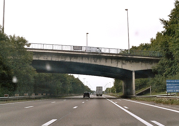 Le pont de l'échangeur de la N80 (Namur-Hannut) sur l'autoroute E411 à Bouge (commune de Namur) 