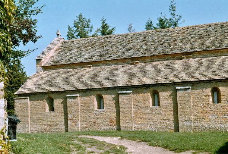 Vue extérieure de la nef de l'église romane de Brancion, au toit de pierres 