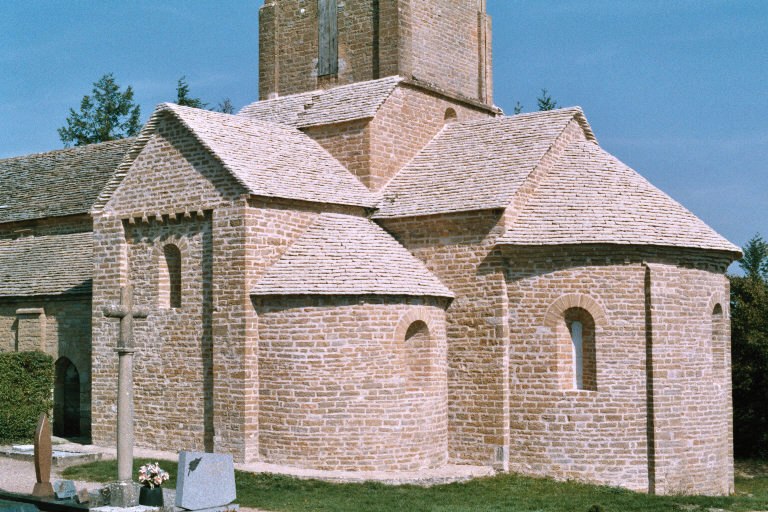 Le chevet de l'église romane de Brancion 