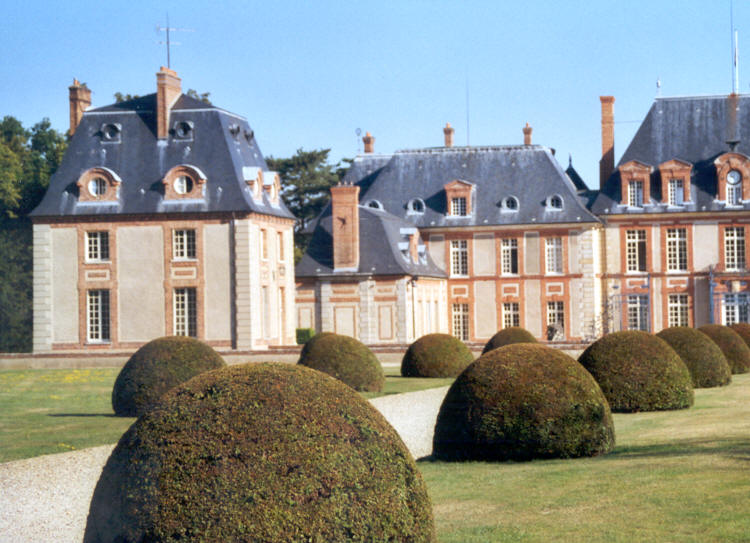 Château de Breteuil (vue partielle de la façade avant) 