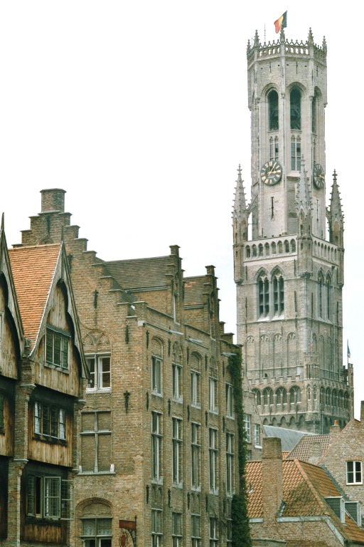 Le beffroi (qui abrite un carillon de 47 cloches) date, comme les halles sur lesquelles il se trouve, de 1248 à 1300 