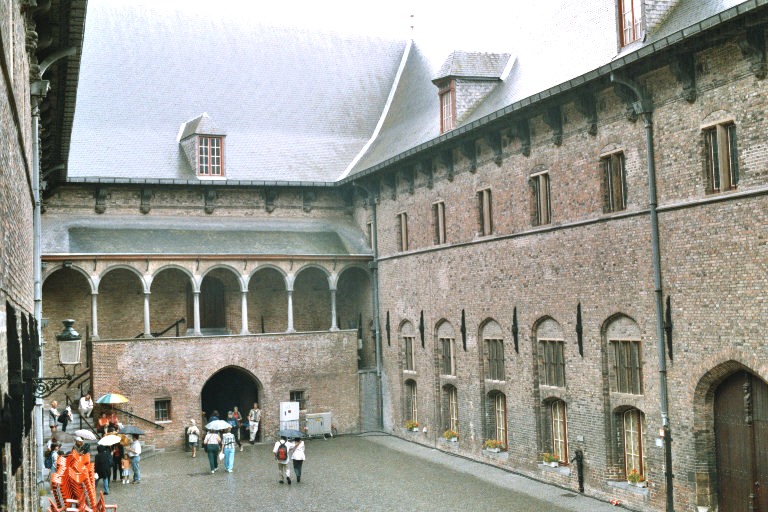 Fiche média no. 21657 Les halles, à la fois marché couvert, bourse de commerce et bâtiment administratif au Moyen Age, datent de 1248-1300 et sont surmontés d'un beffroi