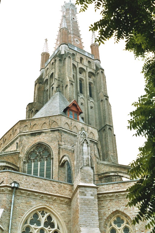 La tour de l'église Notre-Dame, de Bruges (Flandre occidentale), qui culmine à 120 m. de hauteur et date essentiellement du 15e siècle 