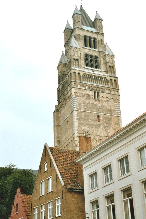 La cathédrale Saint-Sauveur de Bruges. La base de la tour date du 14e siècle et son couronnement du début du 19e siècle 
