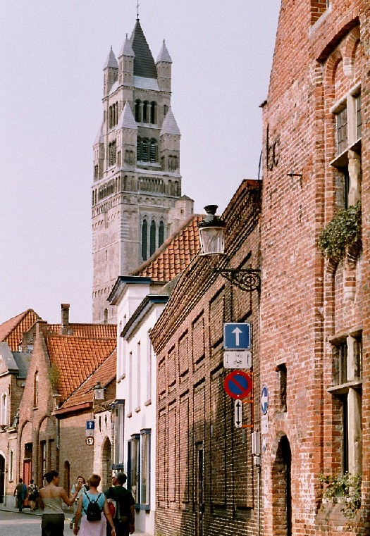 La tour de la cathédrale Saint-Sauveur de Bruges Fondée au 9e siècle et incendiée 4 fois, l'église actuelle est gothique pour son transept et son choeur