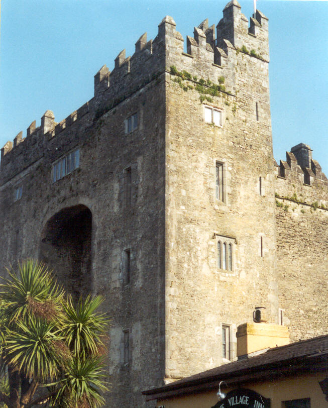 Le château de Bunratty, tour rectangulaire flanquée de 4 tourelles de 6 étages 