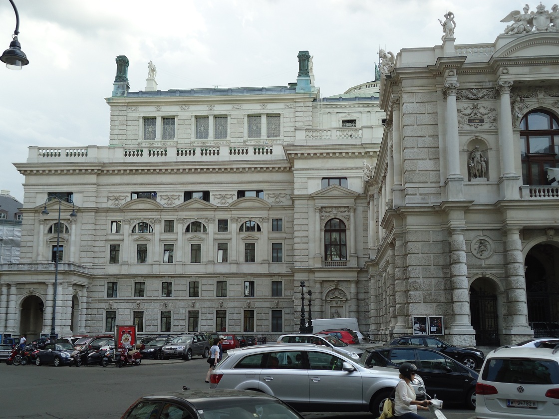 Le Burgtheater, face à l'hôtel de ville de Vienne 