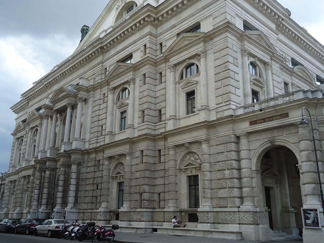 Le Burgtheater, face à l'hôtel de ville de Vienne 