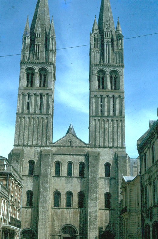La façade principale de l'Abbaye-aux-Hommes à Caen (Calvados) 
