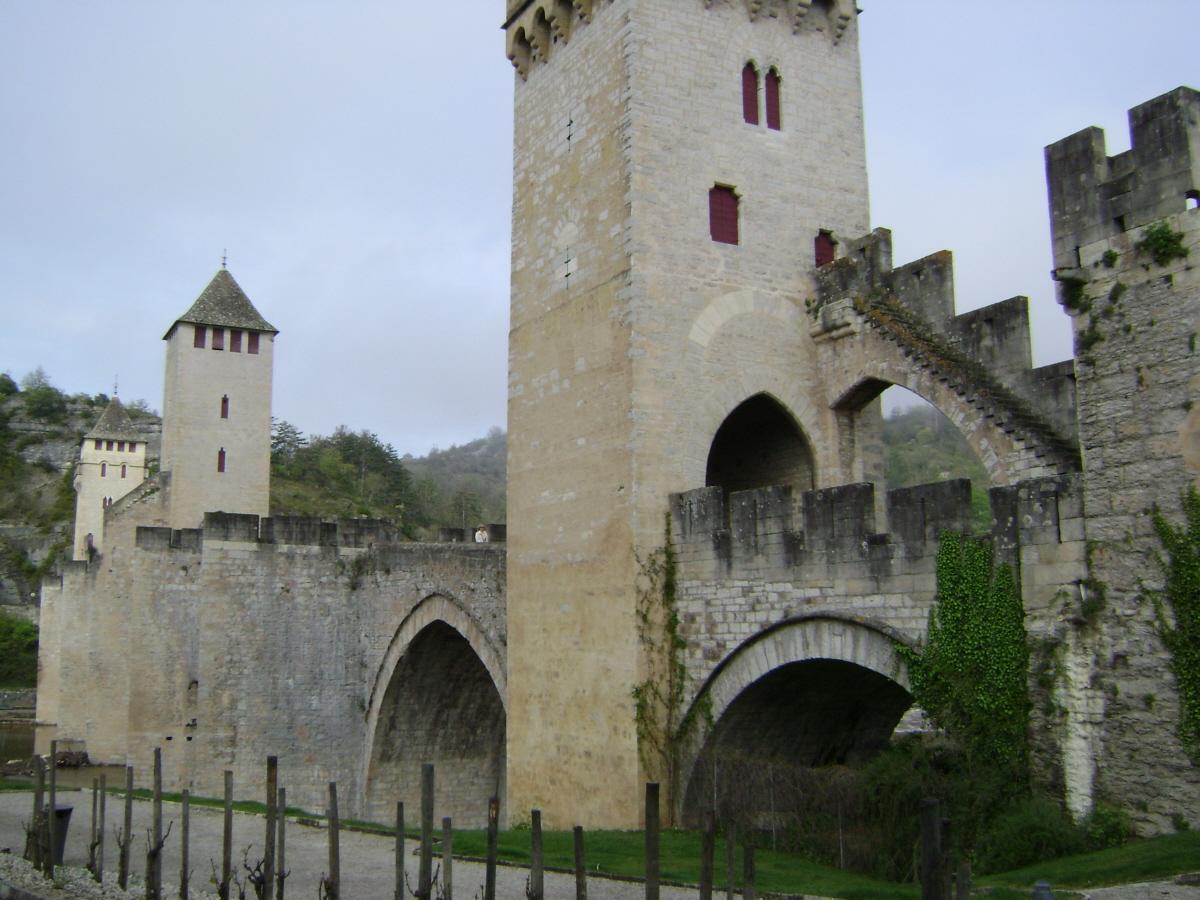 Le pont Valentré, sur le Lot, à Cahors 