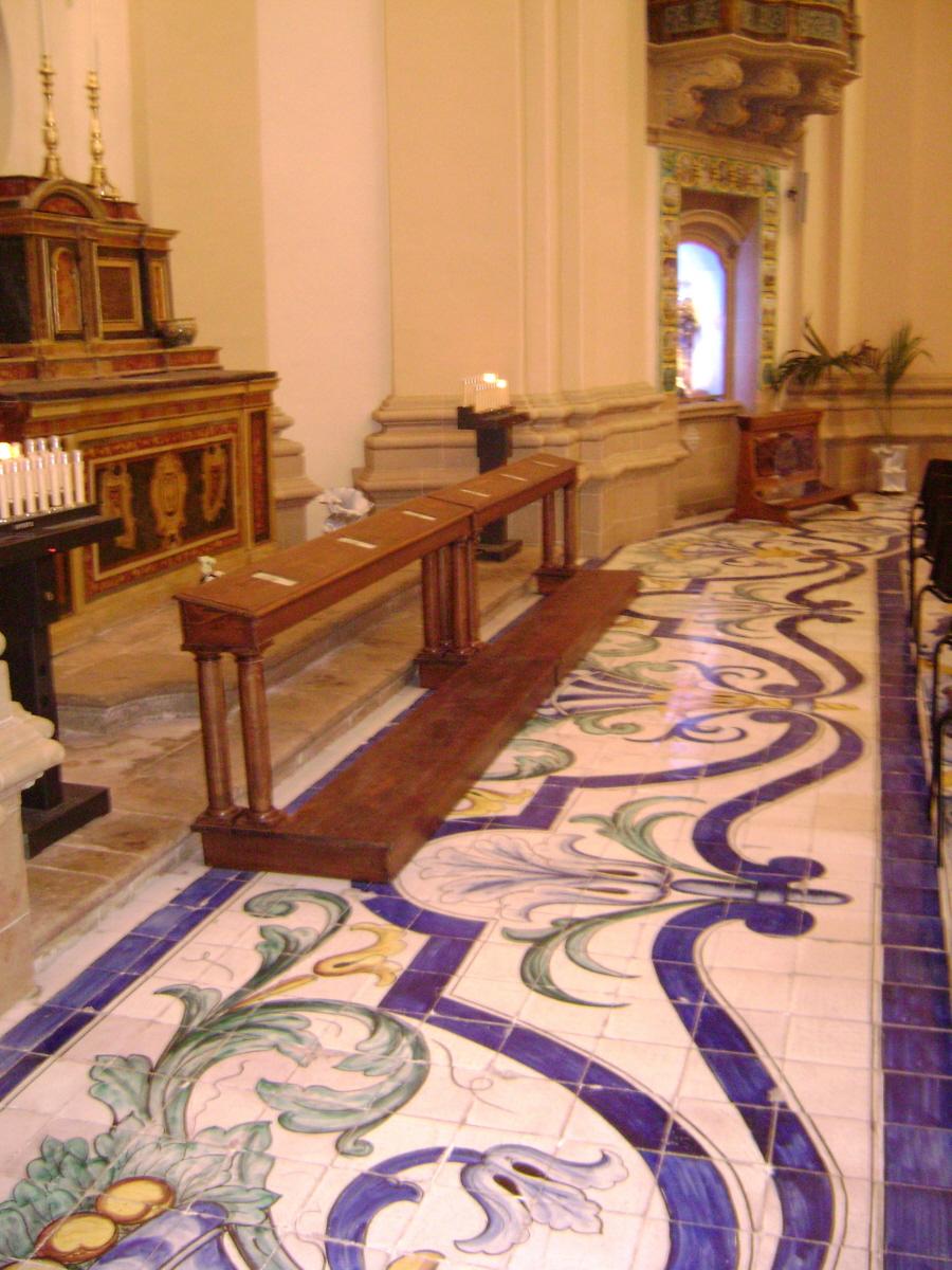 L'intérieur de l'église (baroque) Santa Chiara (sainte Claire) à Caltagirone (Sicile) 
