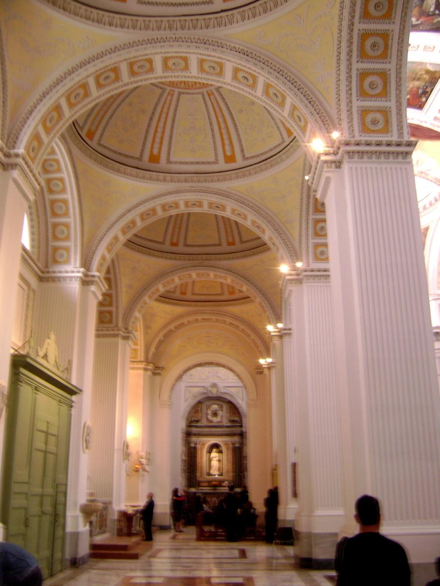 L'intérieur (baroque) et les voûtes de la cathédrale (duomo) de Caltagirone (Sicile) 