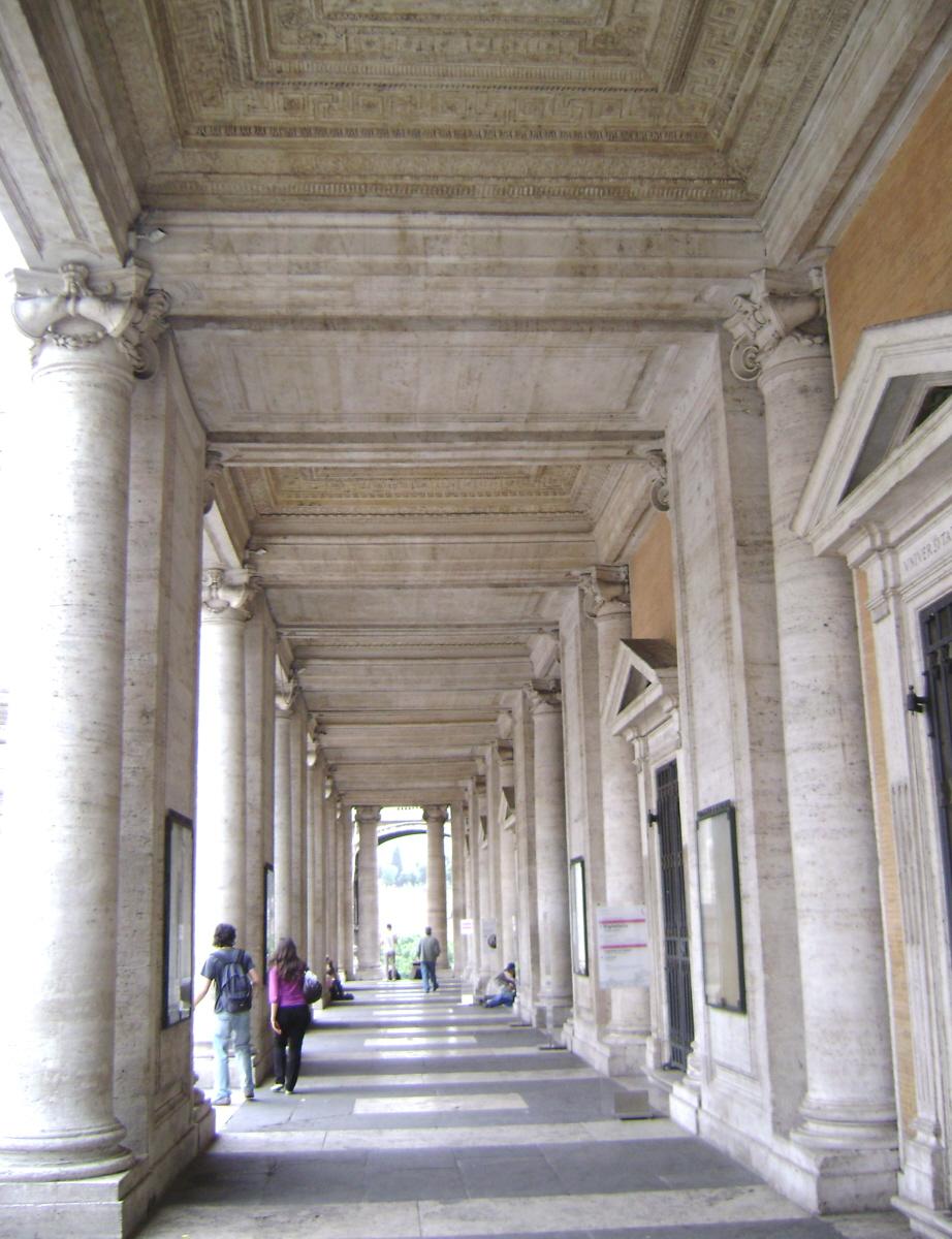 Fiche média no. 112847 La façade du Palais des Conservateurs (Palazzo dei Conservatori), qui occupe le versant sud-ouest de la place et de la colline du Capitole (Piazza del Campidoglio), à Rome