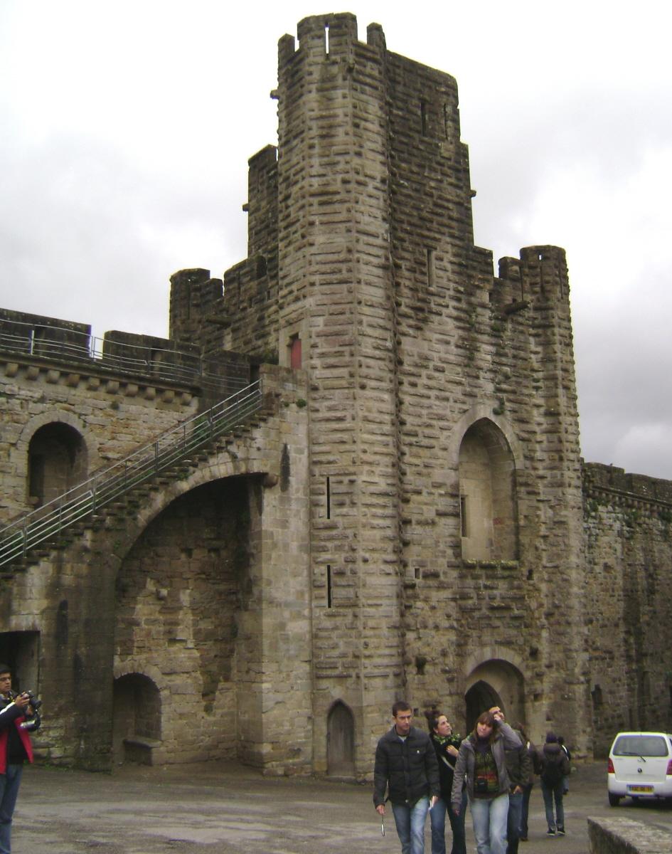 Les remparts de Carcassonne autour de la porte narbonnaise (Aude) 