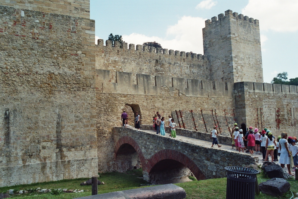Le château Saint Georges (Castelo Sao jorge) domine la Baixa (au sud) et l'Alfama (au nord), les deux quartiers anciens de Lisbonne 