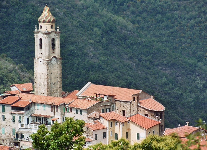 L'église paroissiale de Castelvittorio, flanquée de son clocher (campanile) séparé (province d'Imperia - Ligurie) 